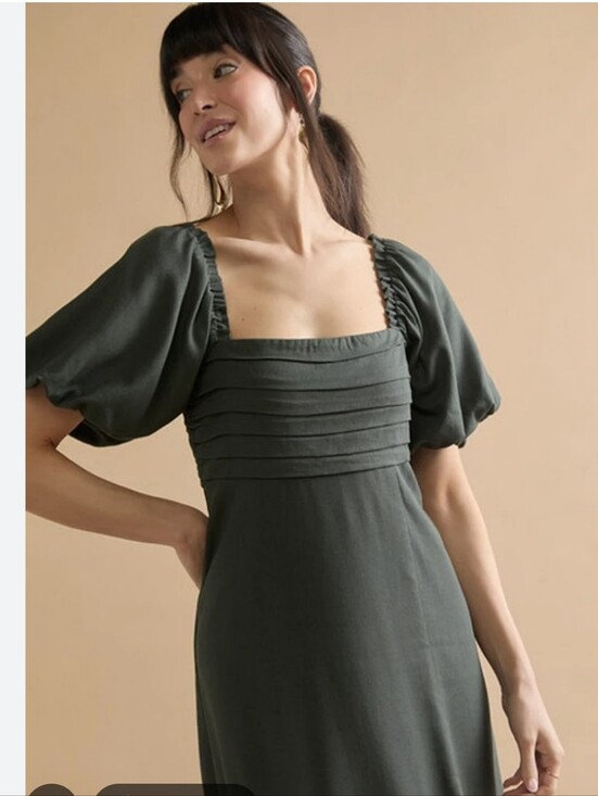 Francesca's Collections Dresses & Skirts - 💚Francesca's Collections Square Neck Pleated Puff Sleeve Midi Dress